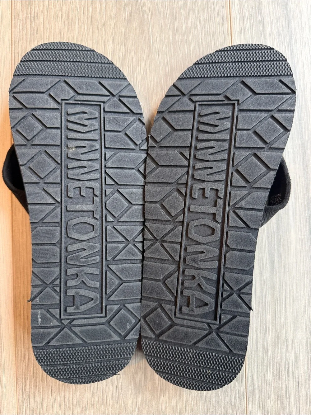 Minnetonka Women's Black Flip-Flop Sandals Size 8